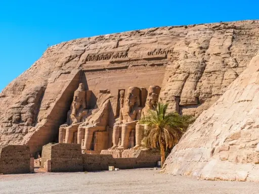 Wielkie posągi Ramzesa II wykute w skale to obowiązkowy punkt, co warto zobaczyć w Egipcie. Monumentalne świątynie Abu Simbel robią ogromne wrażenie.