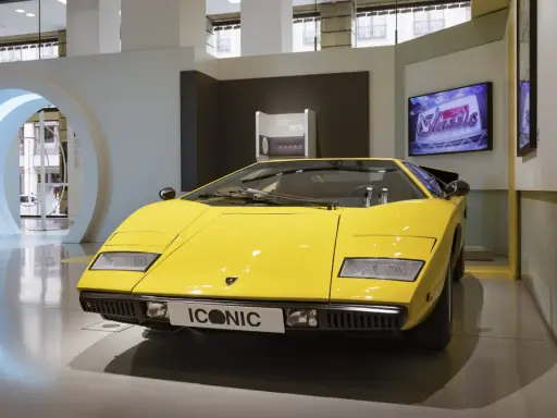 Gelber Lamborghini Countach LP400, ein ikonisches Meisterwerk der Automobilgeschichte, steht im Rampenlicht.