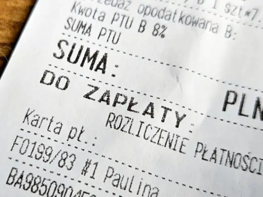 Fragment paragonu z napisem "SUMA: DO ZAPŁATY". Widoczna kwota do zapłaty i dane karty płatniczej. Faktura do paragonu.