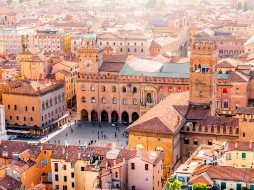 En vy över Bologna, Italien, med dess karakteristiska röda tak och medeltida byggnader.