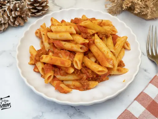 Un plato de macarrones con chorizo, cubiertos con una rica salsa de tomate. ¡Un clásico reconfortante!