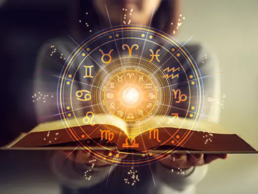 Otwarta księga z kręgiem znaków zodiaku. Horoskop Bliźnięta zdrowie – odkryj swój potencjał.