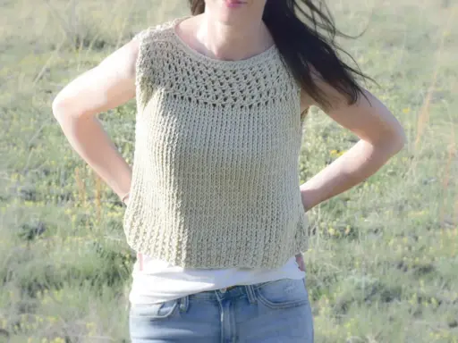 Jersey dos agujas verano, tejido a mano con un diseño calado en el cuello. Perfecto para días soleados.