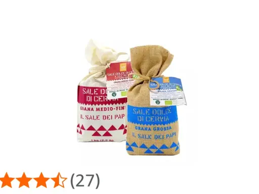 Due sacchi di sale dolce di Cervia, uno con etichetta rossa e grana medio-fine, l'altro in juta con etichetta blu e grana grossa. Sale dei Papi.
