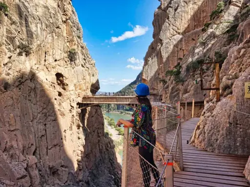 Frauen auf dem Caminito del Rey, einem alten Weg, der sich an steilen Felswänden entlangschlängelt.