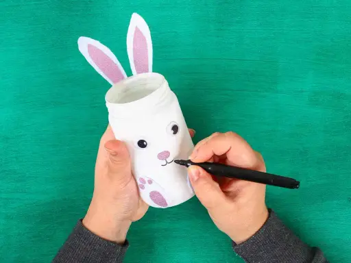 Mani che creano un coniglietto pasquale con un barattolo, un'idea per lavoretti di Pasqua facili maestra Mary.