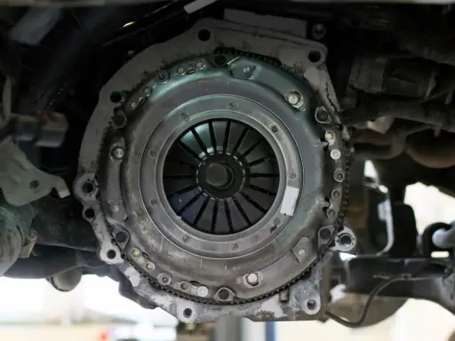 El embrague de un coche, parte vital para que no pase nada si se rompe la transmisión.