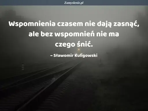 Torowisko kolejowe we mgle z cytatem o wspomnieniach.