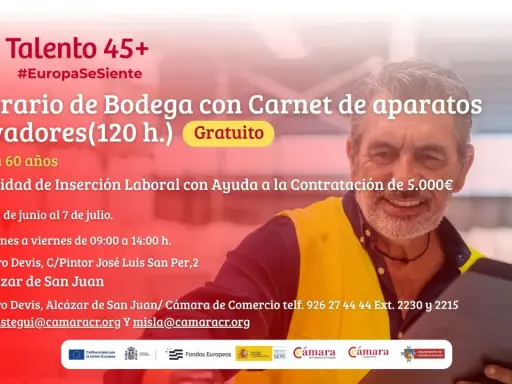 Hombre sonriente, operario de bodega, con chaleco amarillo, ofrece curso gratuito de carnet de aparatos elevadores para mayores de 45 años.