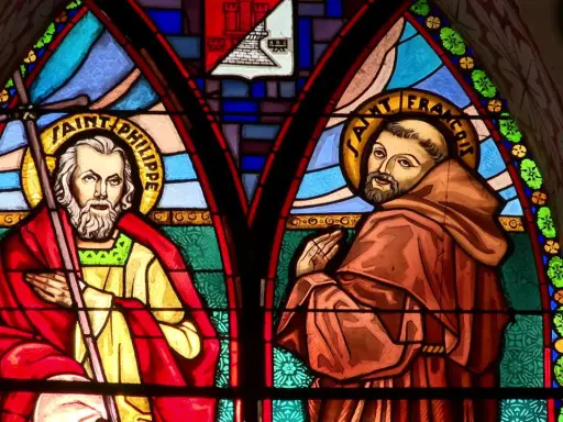 Vitrail représentant Saint Philippe et Saint François, un exemple de vitrail facile à réaliser.