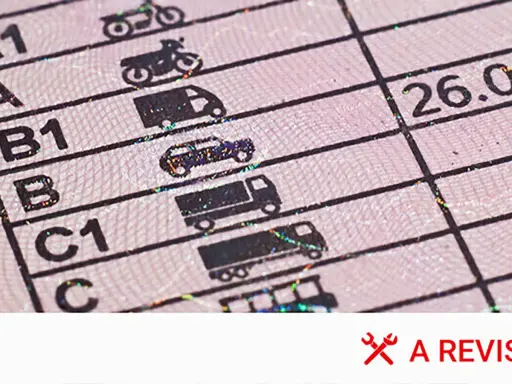 Detalle de un carnet de conducir con categorías de vehículos. Averigua cuanto cuesta renovar el carnet de conducir.