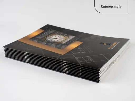 Stos eleganckich broszur reklamowych inaczej, z motywem zegara i planów architektonicznych.