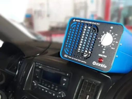 Generador de ozono OzOnlife en el salpicadero de un coche, listo para la desinfección con ozono.