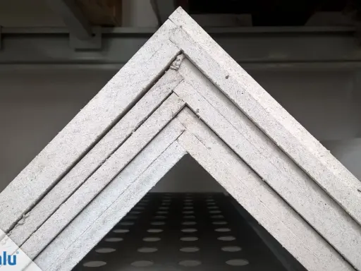 Stapel von Fermacell Platten, bereit zum Streichen. Die Platten sind im Winkel angeordnet und zeigen ihre Kanten.