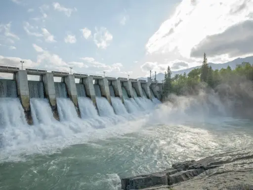 Wasserkraftwerk mit tosendem Wasserfall, das den Strommix Norwegens repräsentiert.