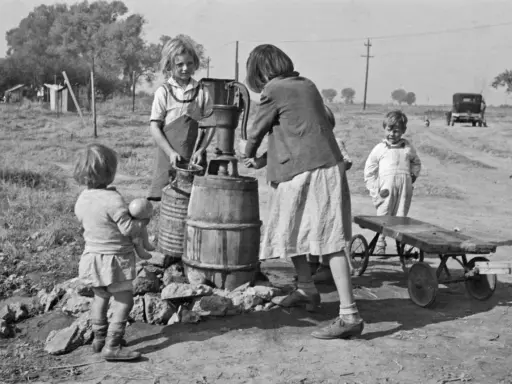 Bambini alla pompa dell'acqua, un'istantanea di Dorothea Lange che cattura la vita quotidiana.