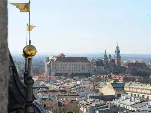 Złote chorągiewki na wieży wskazują drogę do Wawelu, skąd rozpościera się piękny punkt widokowy na miasto.