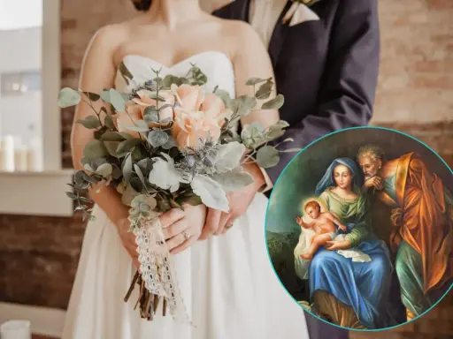 Para ślubna trzyma bukiet. W rogu obraz przedstawiający Świętą Rodzinę.