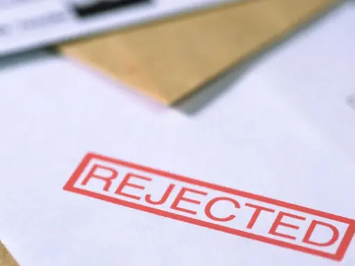 Czerwony stempel "REJECTED" na dokumencie, który mógł być wnioskiem o pozwolenie na broń.