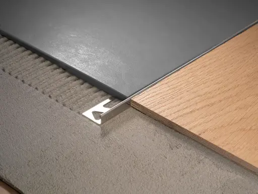 Jonction carrelage parquet sans barre de seuil, avec un profilé métallique discret. Finition soignée pour une transition harmonieuse.