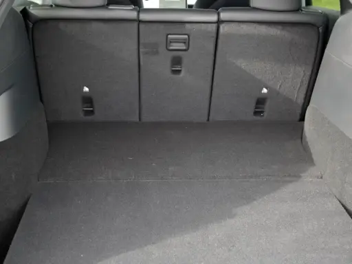 Leerer Tesla Model Y Kofferraum mit umgeklappten Rücksitzen. Viel Platz für Gepäck oder Einkäufe.