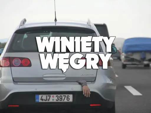 Srebrne kombi na autostradzie, z bagażnika wystaje ręka. Napis "Winiety Węgry" sugeruje podróż.