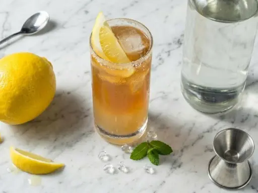 Ein Long Island Iced Tea Rezept mit Zitrone, Minze und Eiswürfeln. Perfekt für heiße Tage!