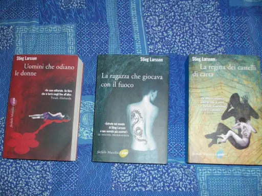 Tre libri di Stieg Larsson: "Uomini che odiano le donne", "La ragazza che giocava con il fuoco" e "La regina dei castelli di carta", parte della saga Millennium.