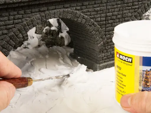 Modellbau: Mit Schnee-Paste von NOCH wird das Modellbahn-Schnee selber machen zum Kinderspiel.