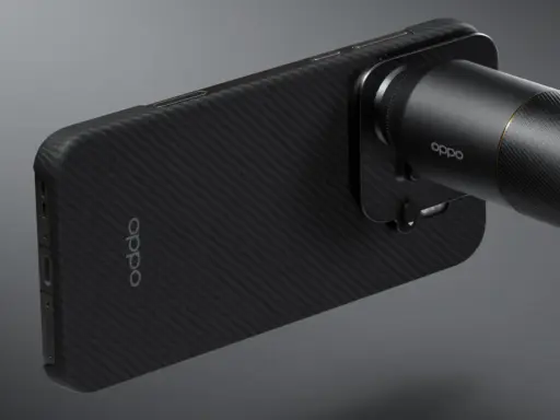 Czarny telefon Oppo z nakładką imitującą włókno węglowe i doczepionym obiektywem. Czy to ten, który telefon ma najlepszy aparat?