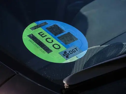 Pegatina ECO en parabrisas, indicando que es uno de los coches sin etiqueta que cumplen normativas ambientales.