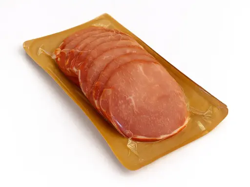 Lonchas de lomo adobado envasadas al vacío sobre una bandeja dorada.