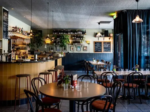 Mysig restaurang med bar, bord och stolar. Menyer på svarta tavlor ger en känsla av diket recensioner.