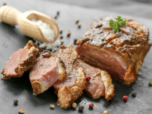Tranches de magret fumé, une des spécialités pyrénées, avec sel et poivre.