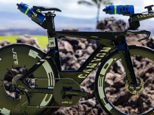 Ein Canyon Speedmax Triathlonrad mit Startnummer 39. Die Frage "wie lange dauert ein triathlon" wird durch die Ausrüstung für lange Distanzen aufgeworfen.