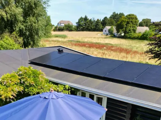 Solceller på taket ger en bra investering. Titta på optimerare solceller pris för att se hur mycket du kan spara.