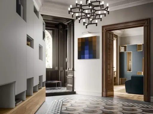 Ingresso con armadiature moderne, lampadario geometrico e un quadro astratto, in un ambiente che evoca lo stile liberty moderno.