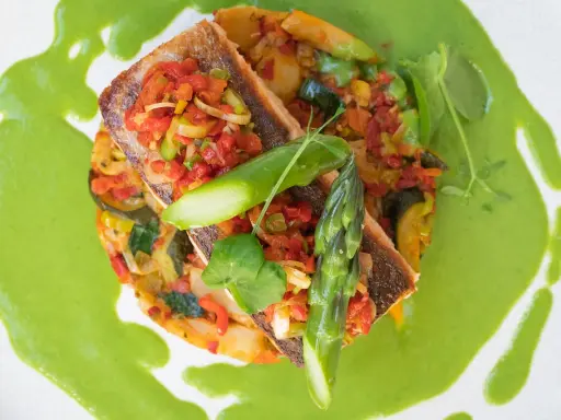 Délicieux poisson sur lit de légumes, nappé d'une sauce verte vibrante. Une des spécialités de Metz qui éveille les papilles.
