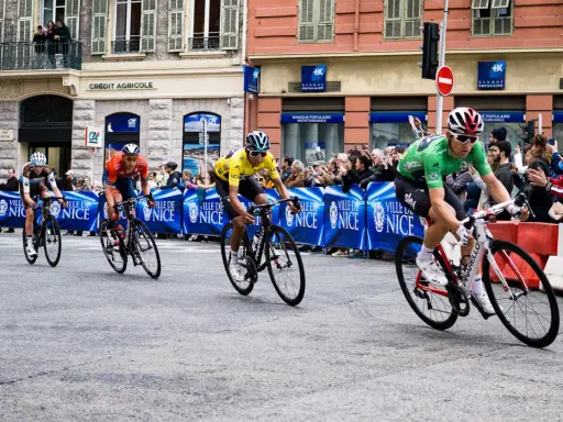 Radsport Paris-Nizza: Radfahrer im Rennen, Zuschauer jubeln am Straßenrand in Nizza.