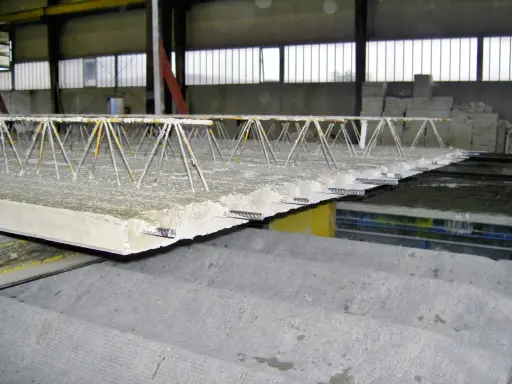 Detalle de forjado reticular con armadura metálica en forma de celosía, listo para ser cubierto de hormigón.