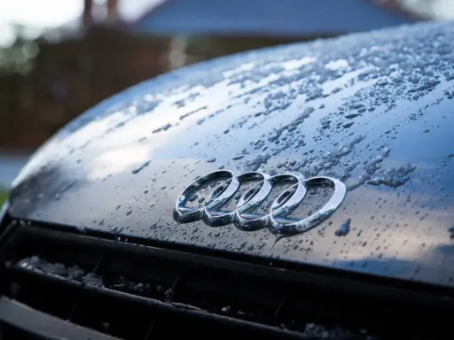 Krople wody na masce Audi. Zastanawiasz się, ile kosztuje lakierowanie auta po zimie?