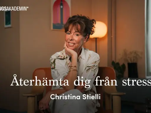 Christina Stielli, som lärt sig att hon är bra nog, ler och vilar hakan i handen. Hon sitter i en fåtölj och texten "Återhämta dig från stress" syns.
