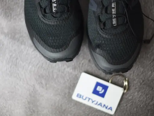 Czarne buty Salomon, model Sense Ride, gotowe na przygodę. Salomon co to za firma? To synonim jakości w obuwiu sportowym.