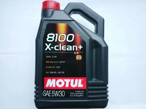 Czarna bańka oleju silnikowego Motul 8100 X-clean+ 5W30 SAE 5W30 5L.