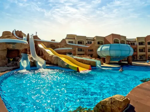 Wodne szaleństwo w Regency Plaza Aqua Park Spa. Opinie gości potwierdzają świetną zabawę na zjeżdżalniach i relaks w basenie.