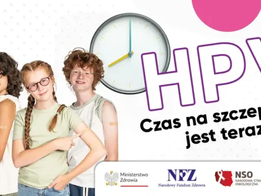 Grupa młodych ludzi z plastrami po szczepieniu. Hasło "Czas na szczepienie jest teraz" i logo HPV. To ważny krok w profilaktyce, jak szczepienie HPV ICD-10.
