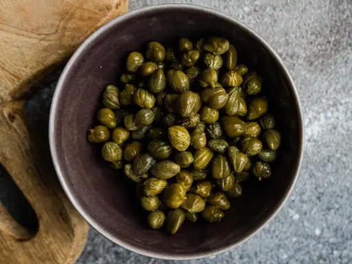 Eine Schüssel voller Kapern, bereit für ein köstliches Kapern Rezept.