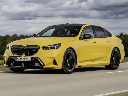 Ein gelber BMW M5 rast auf einer Straße. Die BMW M5 Farben sind leuchtend und auffällig.