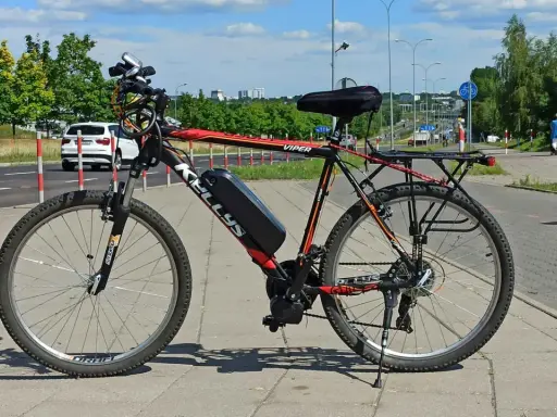 Przeróbka roweru na elektryczny: rower Kellys Viper z zamontowanym silnikiem i baterią, gotowy do jazdy po mieście.
