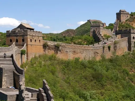 Die Chinesische Mauer, eine beeindruckende yajuj majuj location, schlängelt sich über grüne Hügel.